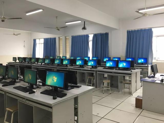 计算机专业的大学生该如何面对学校的落伍课程,可以自学一门目前热门的编程语言吗?